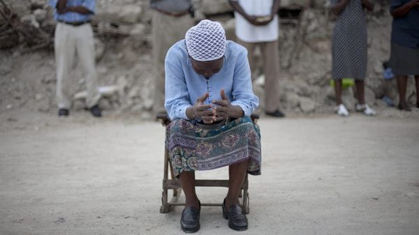 Kobieta modli się podczas mszy w katedrze w Port-au-Prince
