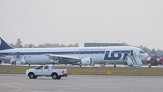 Tuż po dramatycznych chwilach lądowania - Boeing otoczony wozami straży pożarnej