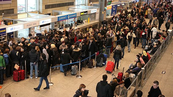 Zatłoczony terminal na lotnisku Balice