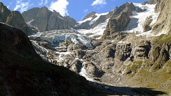 Alpiniści utknęli pod szczytem Grandes Jorasses.