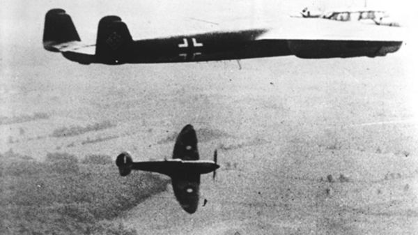 Spitfire z RAF atakuje formację Dornierów Do 17 podczas bitwy o Anglię