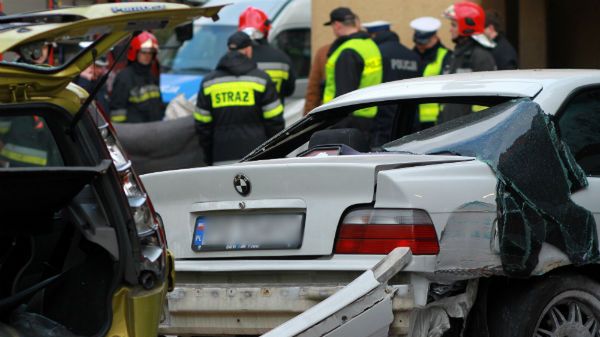 Miejsce wypadku w Poznaniu. W wyniku zderzenia trzech samochodów śmierć poniosło dwoje pieszych znajdujących się na chodniku