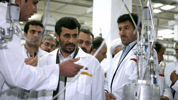 Prezydent Iranu Mahmud Ahmadineżad w ośrodku nuklearnym w Natanz