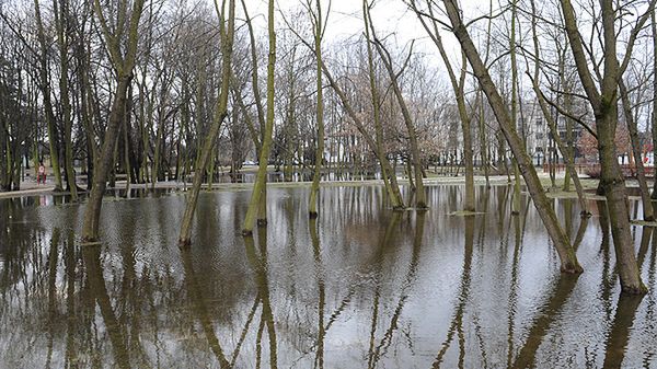 Z powodu nagłego ocieplenia stan rzek jest wysoki, a woda z roztopionego śniegu nie chce wsiąkać w rozmoczony grunt