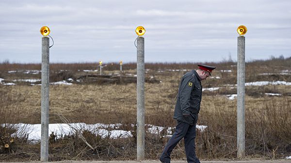 Rosyjski oficer przy lampach naprowadzających na lotnisku w Smoleńsku