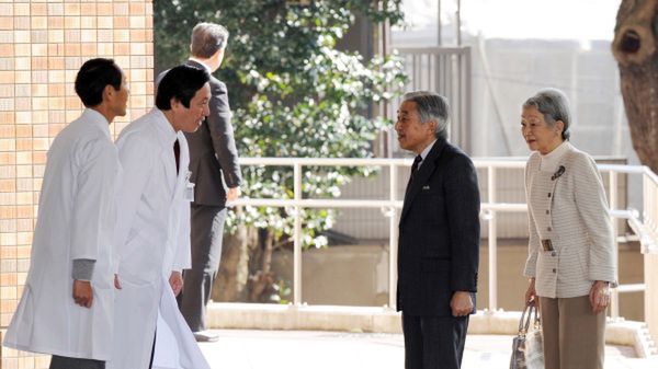 Personel medyczny kliniki  wita cesarza Akihito i jego małżonkę, cesarzową Michiko
