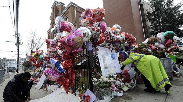 Kwiaty przed New Hope Baptist Church w Newark