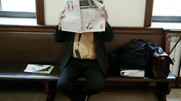 Adam Michnik przed wejściem na salę rozpraw