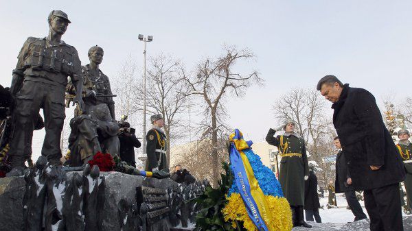 Wiktor Janukowycz składa wieniec pod pomnikiem żołnierzy Afganistanu.