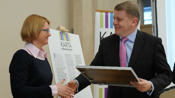 Pełnomocniczka ds. równego traktowania Agnieszka Kozłowska-Rajewicz oraz Maciej Witucki z Telekomunikacji Polskiej podczas podpisania Karty Różnorodności