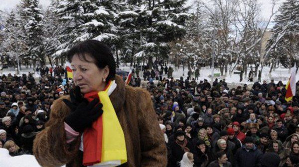 Ałła Dżiojewa podczas "Śnieżnej Rewolucji" - protestów, które odbyły się po unieważnieniu wyborów