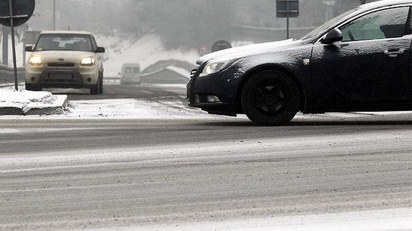 Padający od rana śnieg utrudnił warunki jazdy na drogach