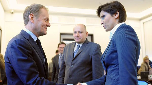 Premier Donald Tusk wita minister sportu Joannę Muchę przed posiedzeniem rządu