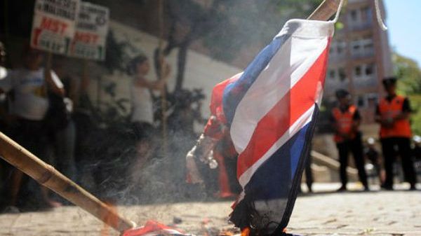 Protestujący palą flagę Wielkiej Brytanii przed jej ambasadą w Buenos Aires