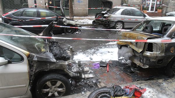 Wraki spalonych samochodów na ulicy Oleandrów w Warszawie