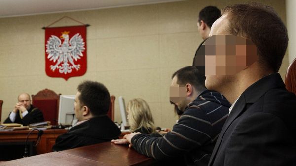 Przed Sądem Rejonowym w Szczecinie, rozpoczął się proces dwóch policjantów i lekarza pogotowia