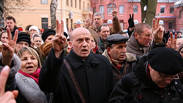 Uczestnicy wiecu w obronie Domu Polskiego w Iwieńcu, w Grodnie