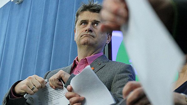 Lider Ruchu Palikota Janusz Palikot drze projekt ustawy wicepremiera Waldemara Pawlaka.