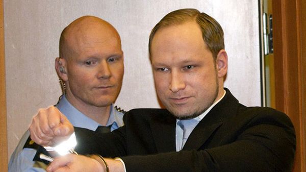 Anders Breivik na w drodze na przesłuchanie