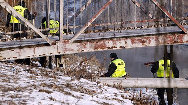 Policja przeczesuje miejsce, gdzie wg. informacji udzielonych przez Katarzynę W. Krzysztofowi Rutkowskiemu miało znajdować się ciało Madzi