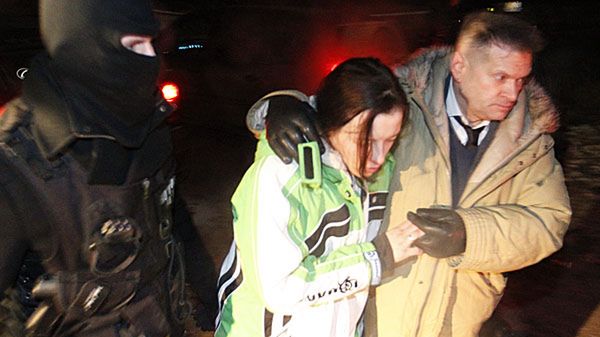 Detektyw Krzysztof Rutkowski przekazuje policji matkę półrocznej Magdy.