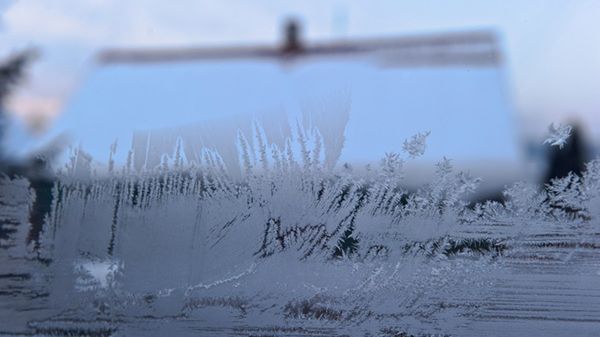 Mroźne malunki na szybach domu w Narewce na Podlasiu