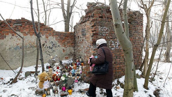 Mieszkańcy Sosnowca zapalają znicze i kładą maskotki w miejscu ukrycia zwłok półrocznej zaginionej Magdy