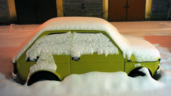 Pokryty świeżym śniegiem samochód w Przemyślu