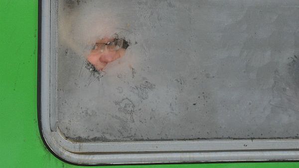 Kobieta wygląda przez okno pociągu