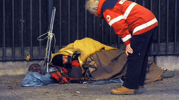 Pracownicy Czerwonego Krzyża i bezdomny