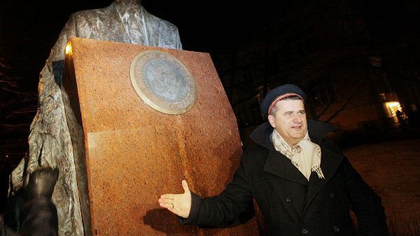 Janusz Palikot przy pomniku Ronalda Reagana. Wcześniej uczestnicy protestu założyli na głowę pomnika maskę Guya Fawkesa, symbol ruchu Anonymous