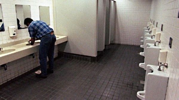 Bank musi umożliwić skorzystanie z toalety