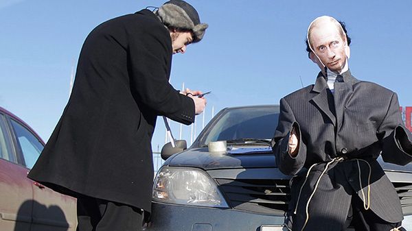Kierowca montuje kukłę Putina na masce auta