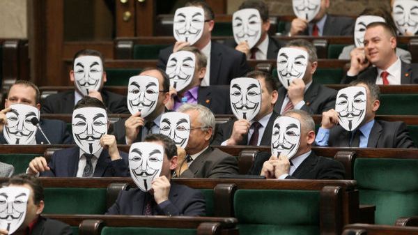 Posłowie Ruchu Palikota w maskach Guya Fawkesa, symbolizujących ruch Anonymous