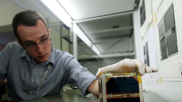 PW-Sat - pierwszy polski satelita zaprojektowany przez studenta. Na zdjęciu główny elektronik projektu Tomasz Szewczyk