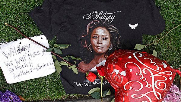 Kwiaty i pamiątki przed hotelem w Beverly Hills, gdzie znaleziono ciało piosenkarki.