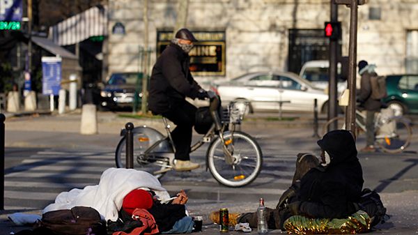 Bezdomni na paryskiej ulicy