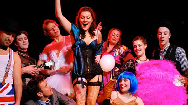 Anna Jeruć-Kopeć (w środku) jako Violetta w "Traviacie"