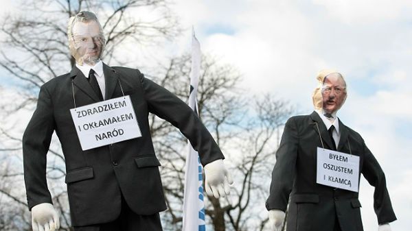 Związkowcy z "Solidarności" przynieśli ze sobą kukły przedstawiające premiera Donalda Tuska i ministra finansów Jacka Rostowskiego