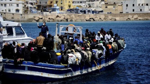 Uchodźcy z Afryki Północnej, którym udało dotrzeć się do włoskiej Lampedusy