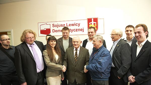 Leszek Miller w otoczeniu byłych działaczy Ruchu Palikota