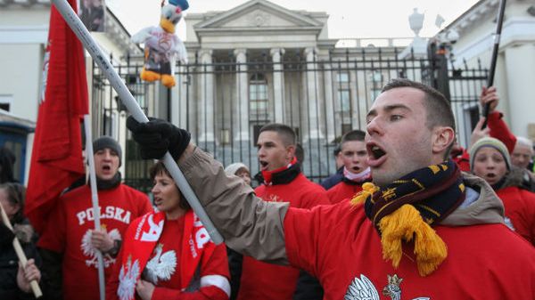 Manifestacja przed rosyjską ambasadą przeciwko "sposobowi prowadzenia śledztwa ws. katastrofy smoleńskiej"