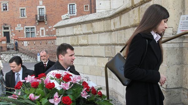 Córka Lecha i Marii Kaczyńskich, Marta Kaczyńska i jej mąż Marcin Dubieniecki w drodze do krypty z grobowcem rodziców na Wawelu