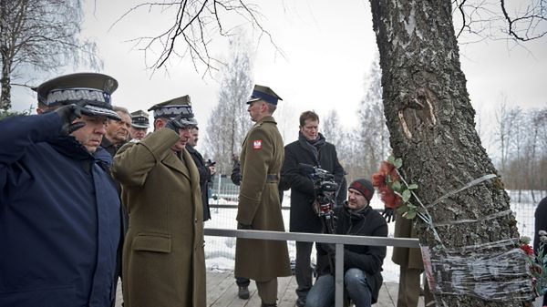 Przedstawiciele wojska oddają hołd na miejscu katastrofy prezydenckiego TU-154M