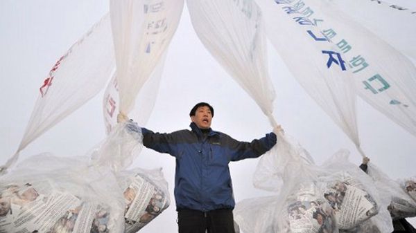 Park Sang-hak tuż przed wypuszczeniem balonów z ulotkami (15 kwietnia 2011 rok)