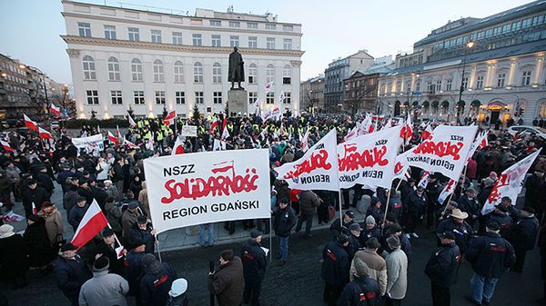 Zbiórka uczestników manifestacji na Placu Trzech Krzyży w Warszawie