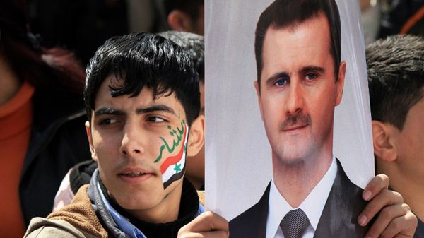 Syryjski opozycjonista z podobizną prezydenta Syrii