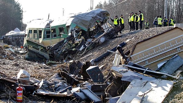 Wraki wagonów na miejscu katastrofy kolejowej