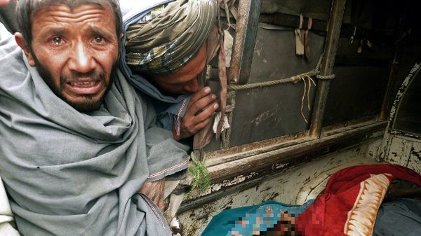 Mężczyzna opłakuje zamordowanych przez amerykańskiego żołnierza