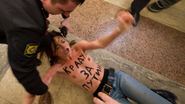 Ukraińskie feministki chciały wykraść urnę z głosem Putina. "Kradnę za Putina" - głosiły.